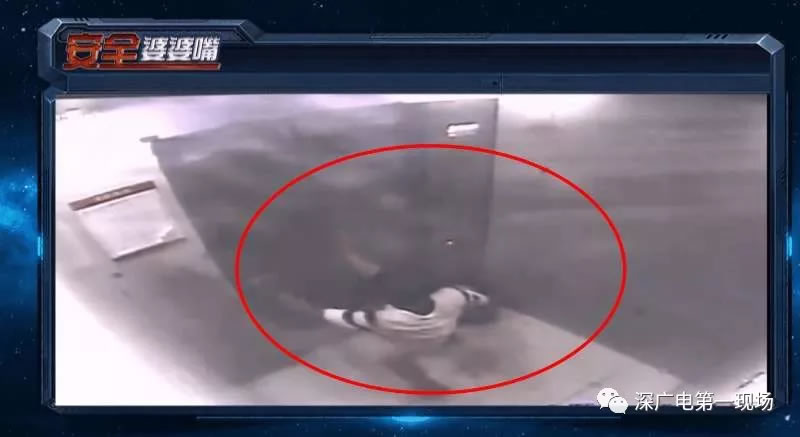 深圳一女子飞踹电梯厢门数脚 电梯门严重变形还停运